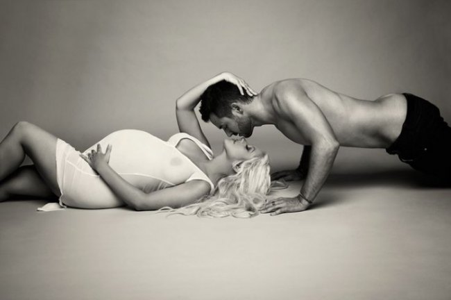Pregnant Christina Aguilera Poses Naked 1