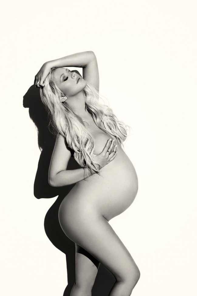 Pregnant Christina Aguilera Poses Naked 2
