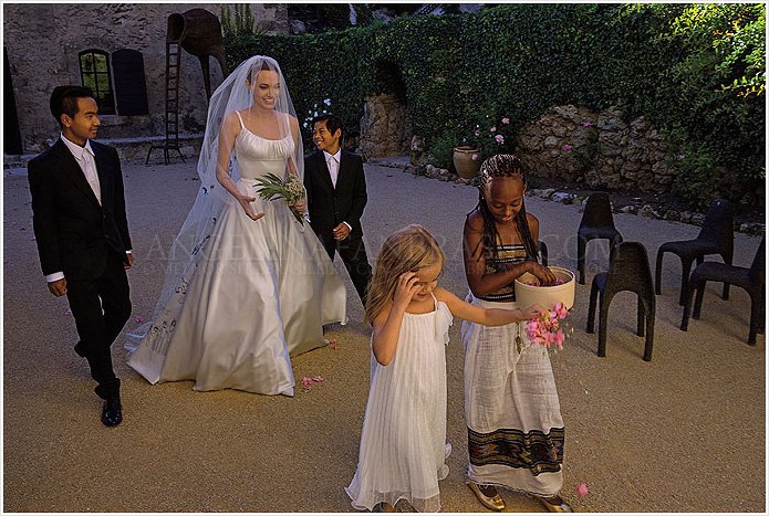 Angelina Jolie 婚紗照釋出，和Brad Pitt與孩子們一起洋溢幸福光輝 8