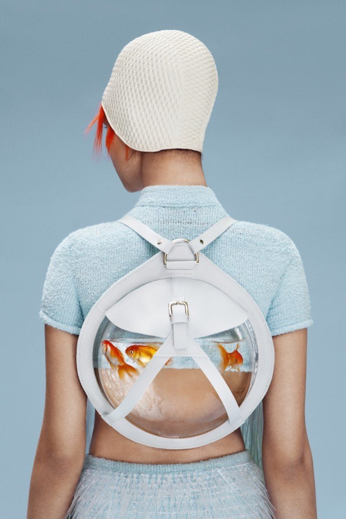出門遛金魚去吧：Cassandra Verity Green的繽紛針織與金魚包設計 11